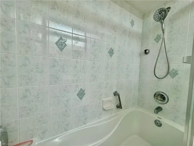 Bathroom featuring tiled shower / bath combo