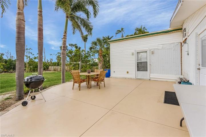 Expansive rear porch, great for entertaining!!