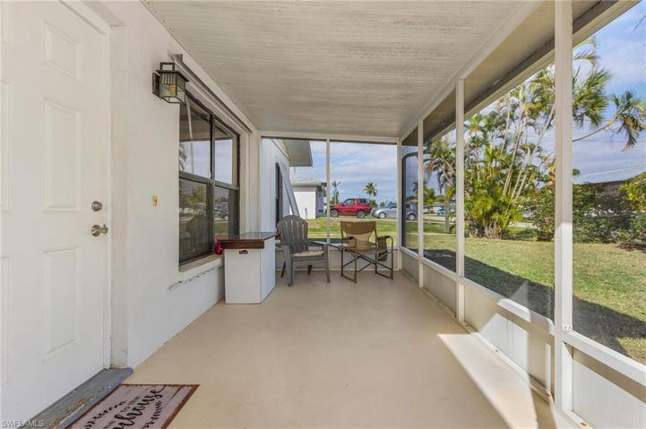 Screened in Porch, great reading place!!