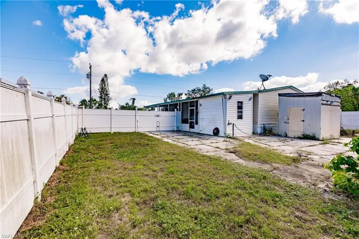 View of yard featuring a shed