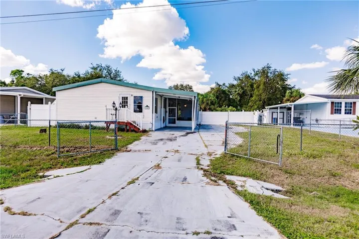 View of front of property featuring a front yard