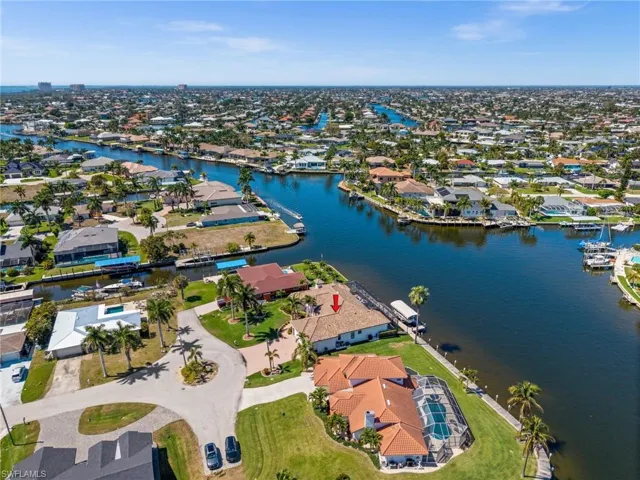 Wide intersecting canal views