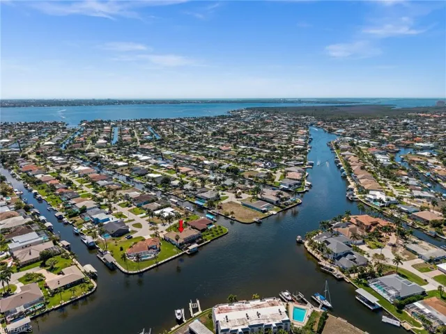Extra Wide Bimini Canal with only minutes to River