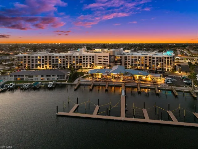 Near Bimini Square by boat. Waterfront dining just minutes away!