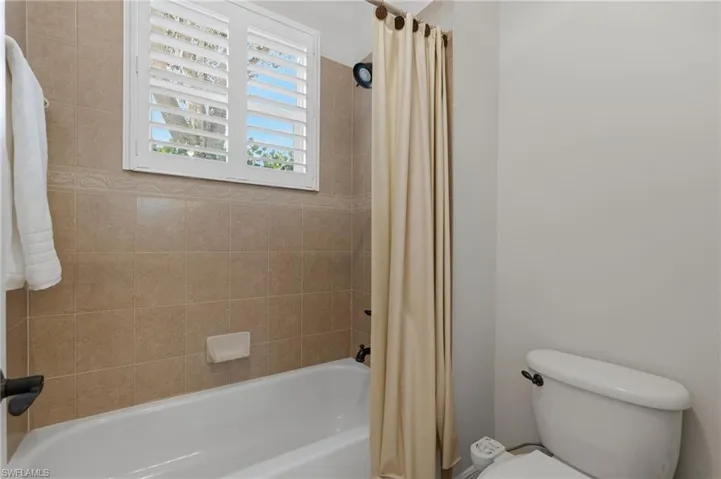 Guest bath #1 w/tub/shower