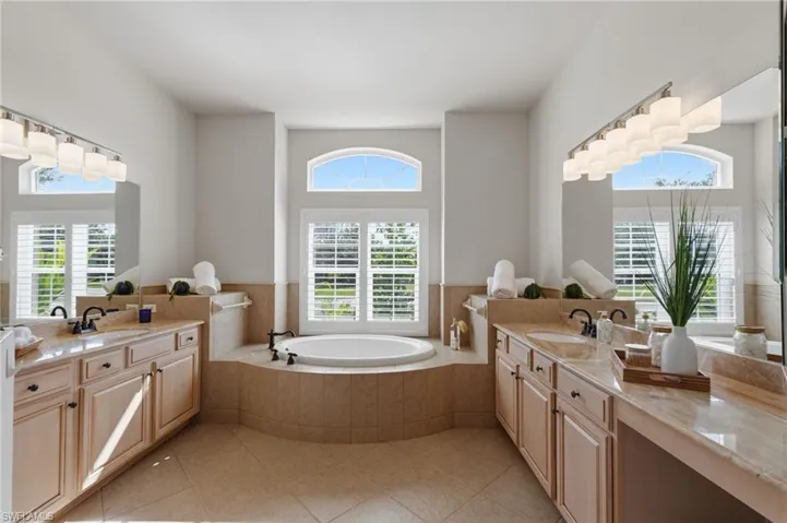 Master bath w/dual sinks, large soaking tub