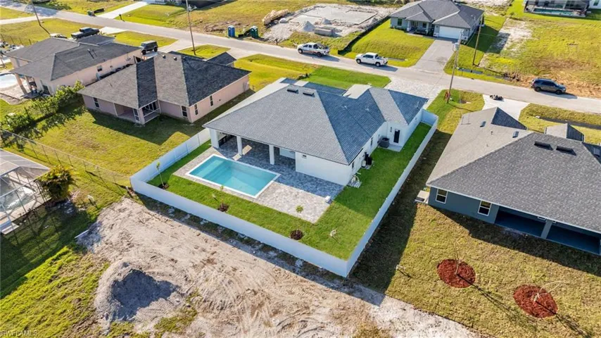 Birds eye view of property featuring a residential view