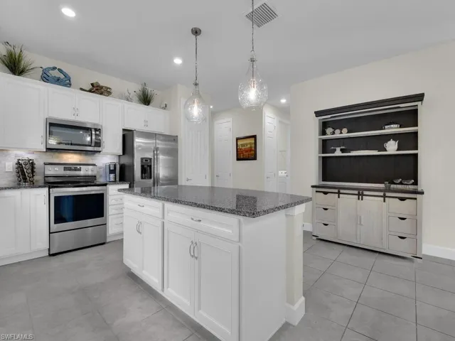 Kitchen w/ Island