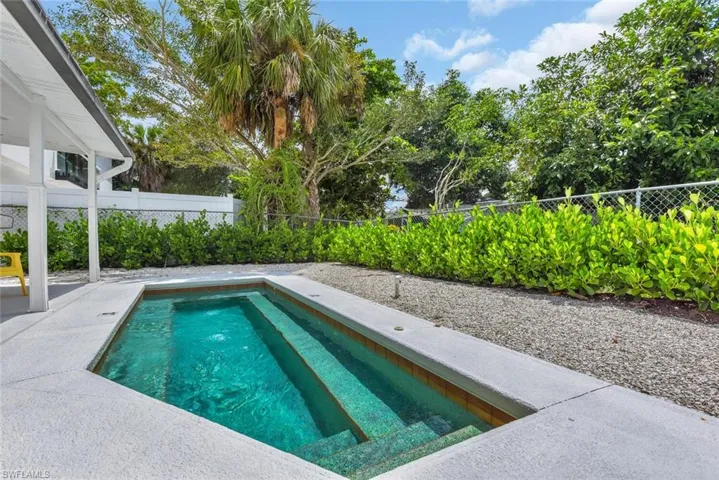 2048  Holiday  LN, Naples, FL 34104
