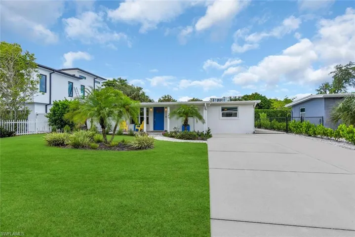 2048  Holiday  LN, Naples, FL 34104