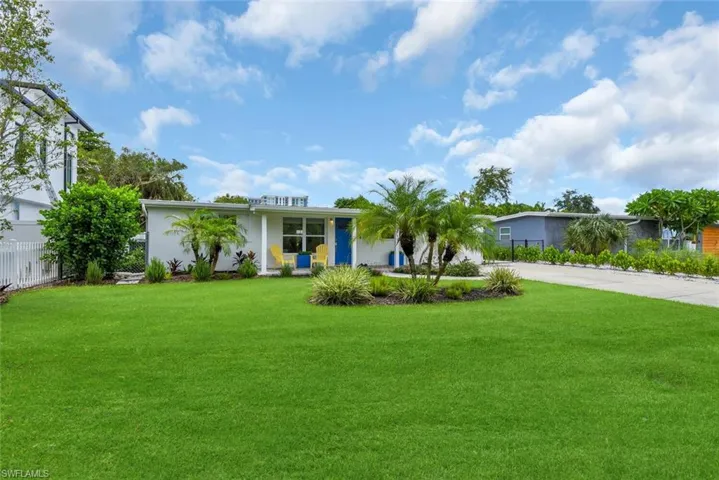 2048  Holiday  LN, Naples, FL 34104