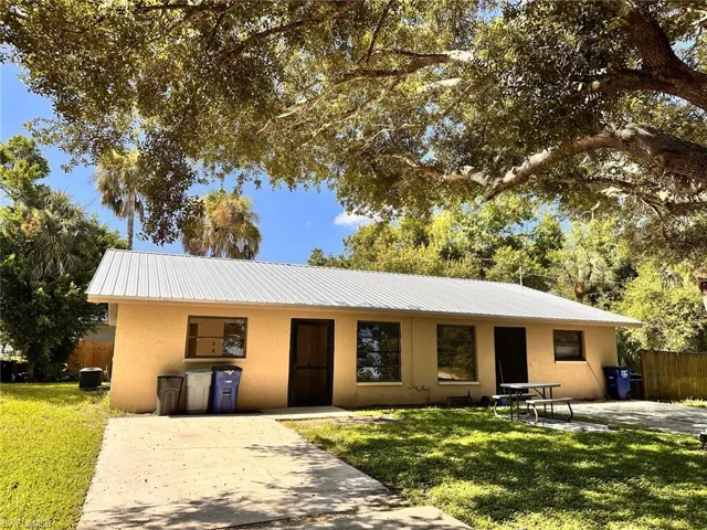 Ranch-style house featuring a front lawn