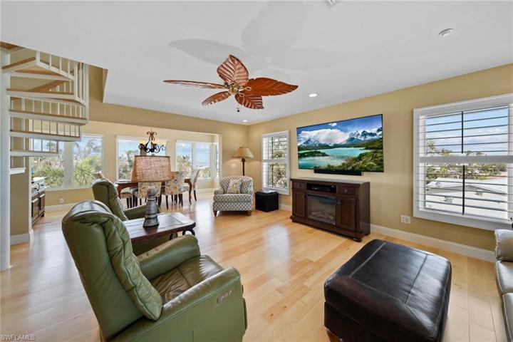 3rd FLOOR LIVING ROOM