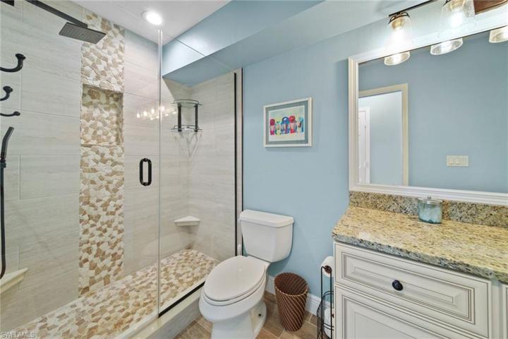 2nd FLOOR MASTER BATHROOM
