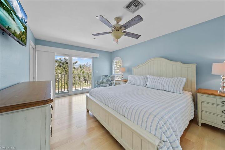 2nd FLOOR MASTER BEDROOM