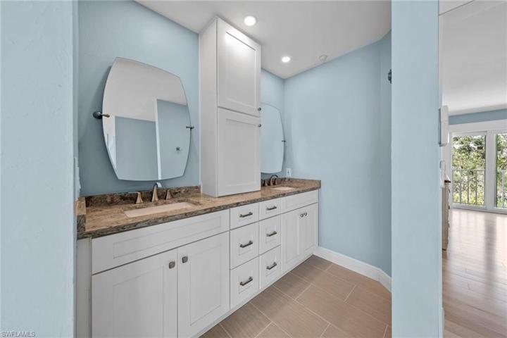 2nd FLOOR MASTER BATHROOM