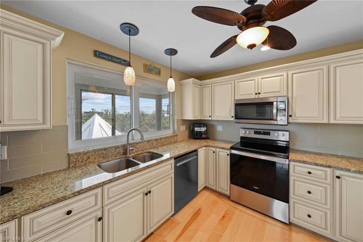 3rd FLOOR KITCHEN