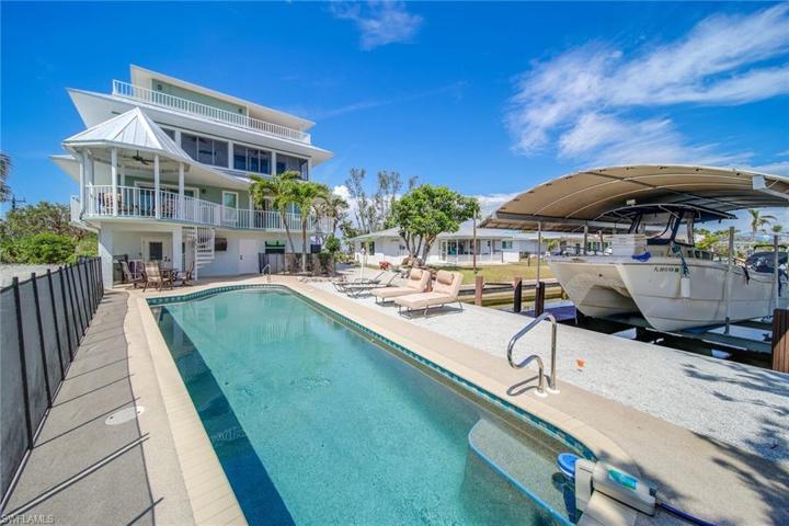 POOL AREA / GAZEBO LANAI / BOAT