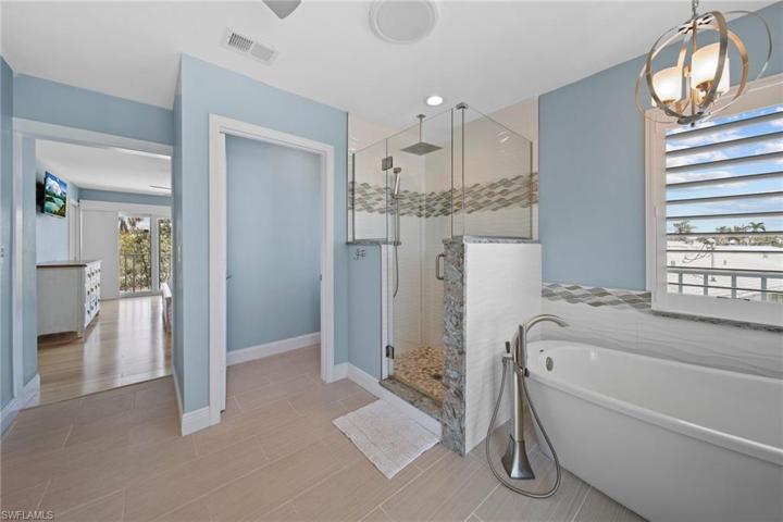 2nd FLOOR MASTER BATHROOM