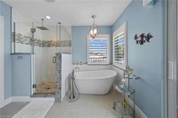 2nd FLOOR MASTER BATHROOM