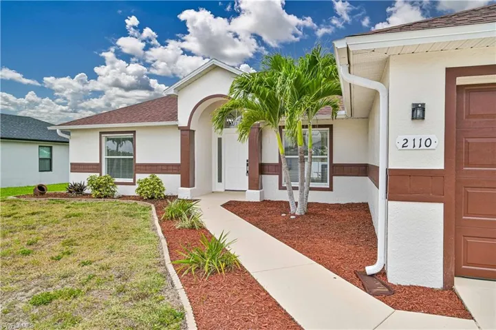 View of front of home featuring a front yard
