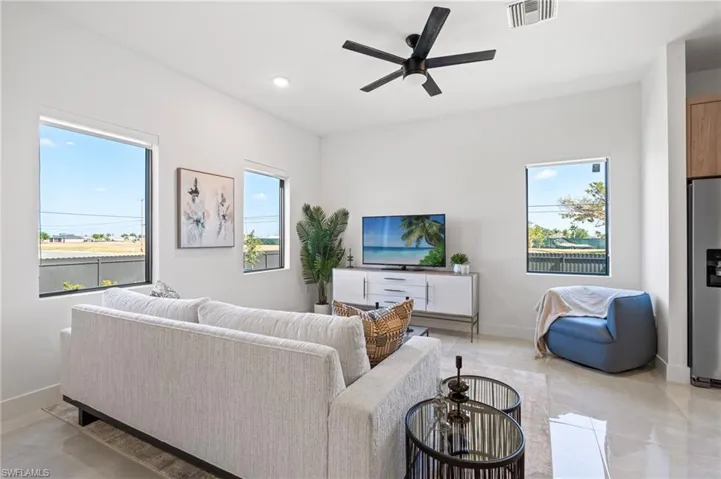 1221 Ne 6th Pl, Cape Coral, Florida 33909