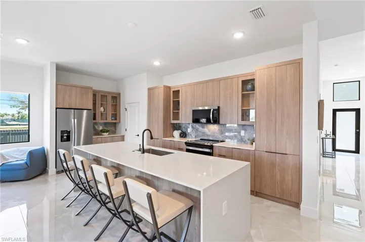 1221 Ne 6th Pl, Cape Coral, Florida 33909