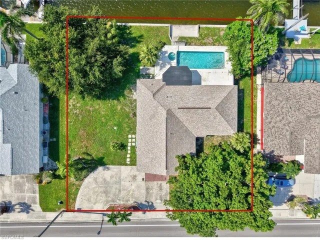 Huge triple lot and boundaries highlighted