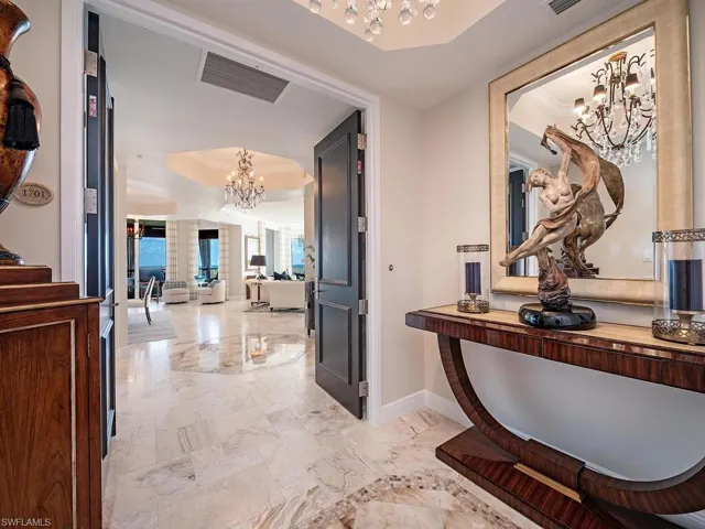 Privat Elevator Lobby in Unit