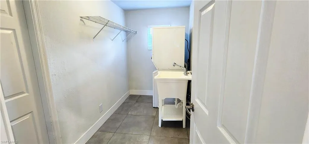 Laundry room featuring light tile patterned floors