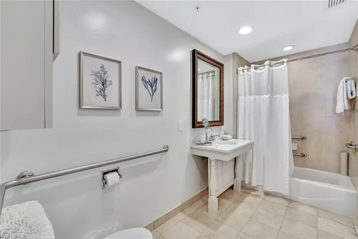 221  9th S ST, Naples, FL 34102