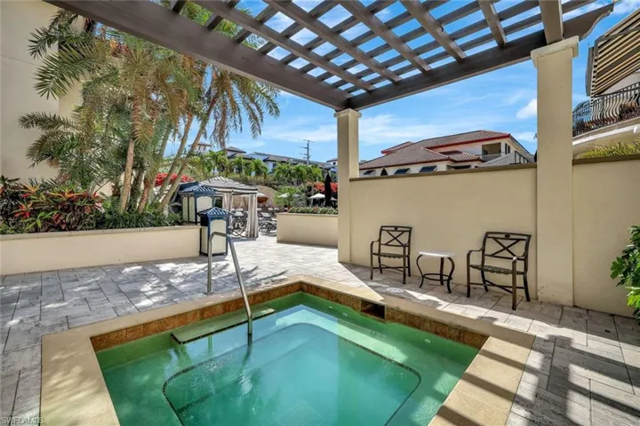 221  9th S ST, Naples, FL 34102