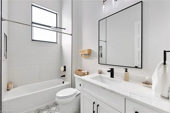 Full bathroom with vanity, toilet, and tiled shower / bath
