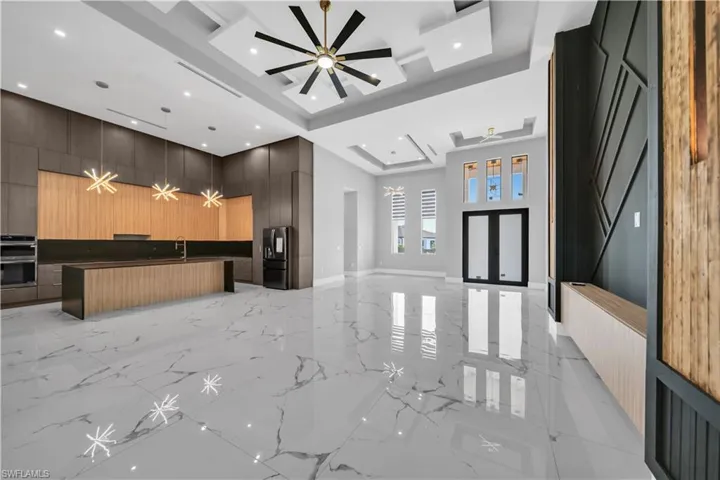Welcome area with a ceiling fan and a sink