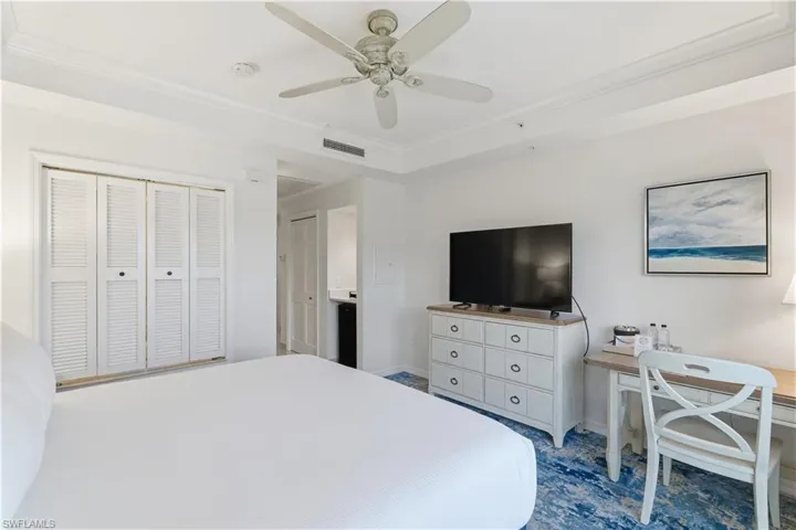Bedroom featuring crown molding, a closet, and a ceiling fan