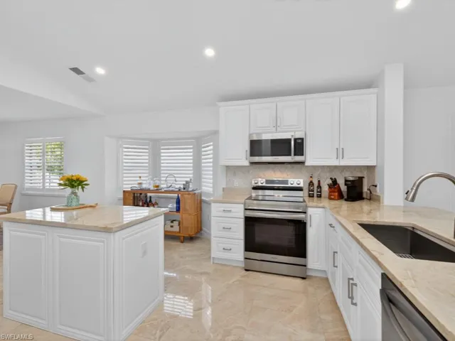 8212  Saratoga  DR, Naples, FL 34113