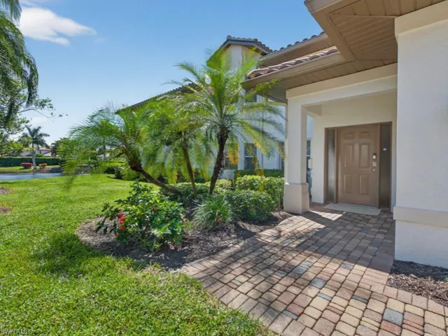 8212  Saratoga  DR, Naples, FL 34113