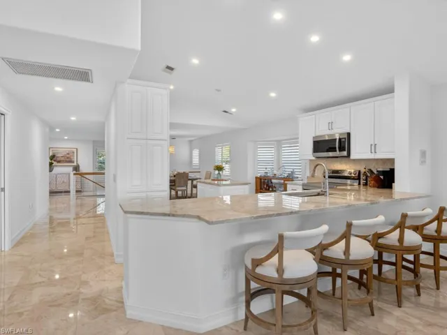 8212  Saratoga  DR, Naples, FL 34113