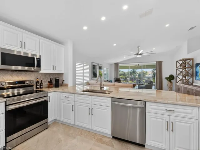8212  Saratoga  DR, Naples, FL 34113