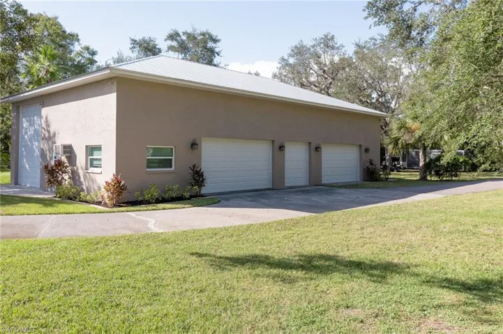 Huge 2500+ dual A/C garage with 5 Overhead Doors