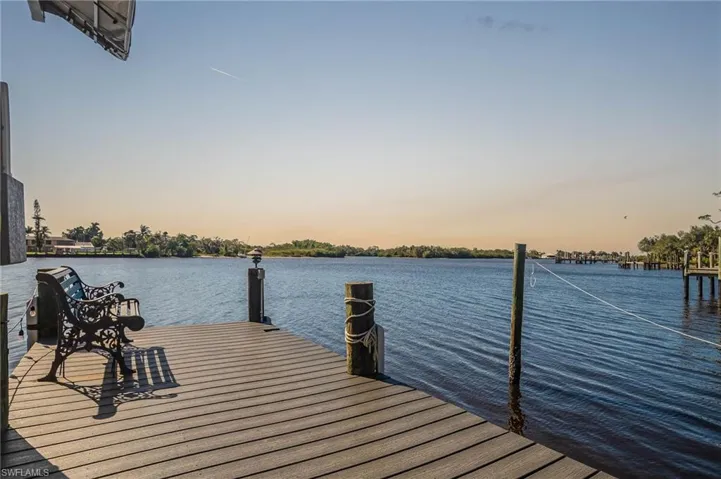 Beautiful sunset and sunrise views along the Caloosahatchee on your own private dock
