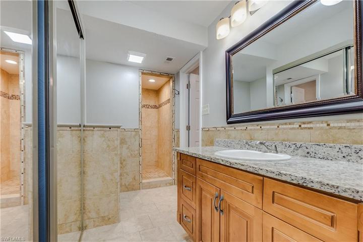 owner's en-suite bathroom