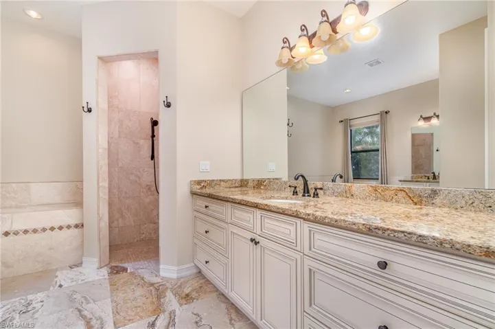 Primary bath 1 Ensuite w/ Walk in shower