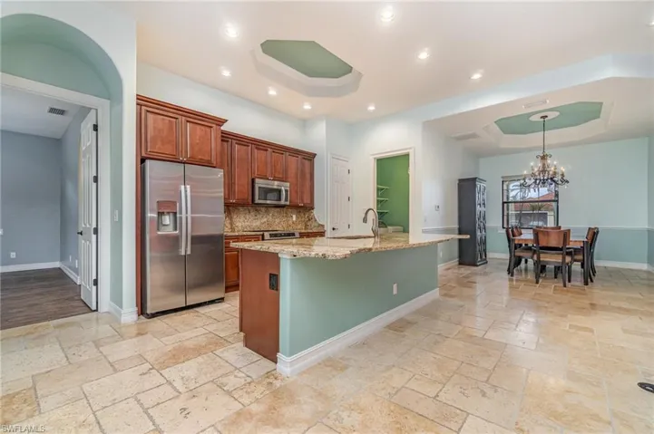 GRanite countertops & splash, Stainless appliances & custom cabinets