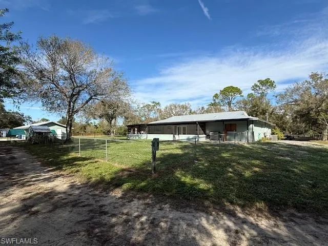 View of yard featuring an outdoor structure