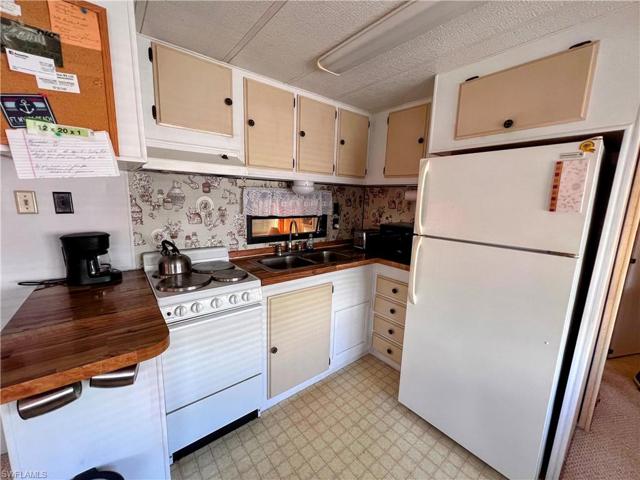 15  Fountain View  BLVD, North Fort Myers, FL 33903
