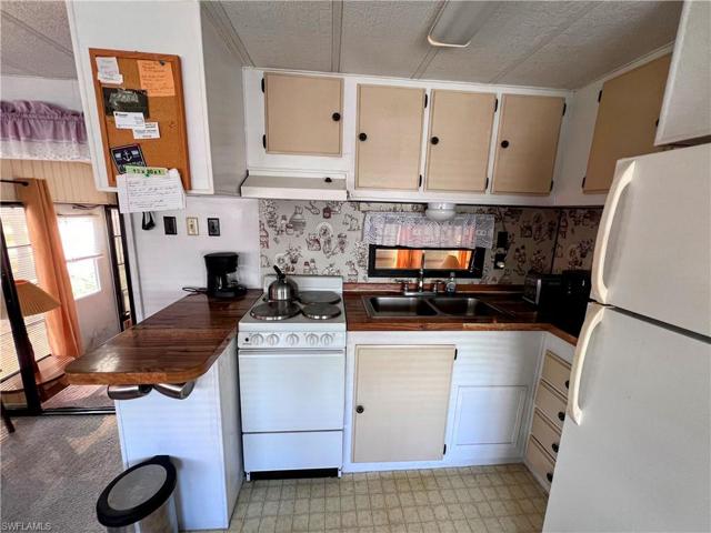 15  Fountain View  BLVD, North Fort Myers, FL 33903