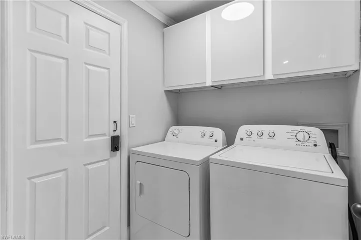 Unfurnished room with ceiling fan and crown molding