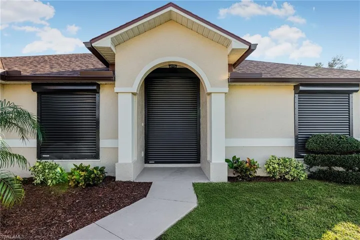 Property entrance featuring a yard
