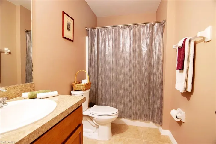 Upstairs second bath with combo tub/shower